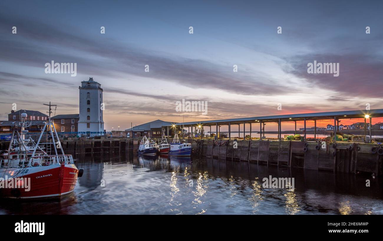 North Shields Fish Quay an einem ruhigen Morgen bei einem lebhaften Sonnenaufgang Stockfoto