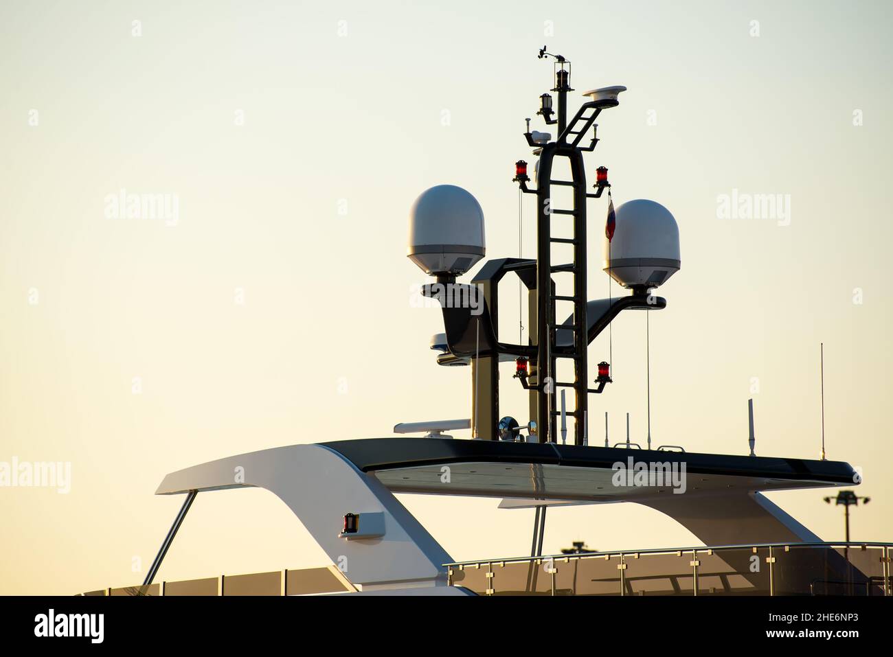 Nahaufnahme der Antenne des Navigationsradarsystems Yacht auf blauem Himmel Hintergrund. Stockfoto
