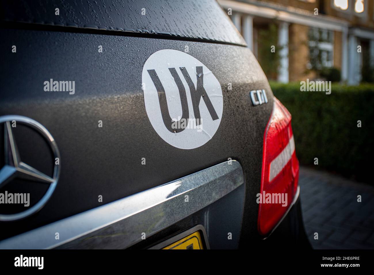 UK Identifier Auto Aufkleber auf dem Auto. Bei Auslandsreisen müssen Autofahrer nun das UK-Logo auf der Rückseite ihres Fahrzeugs zeigen.UK-Aufkleber auf schwarz ca. Stockfoto