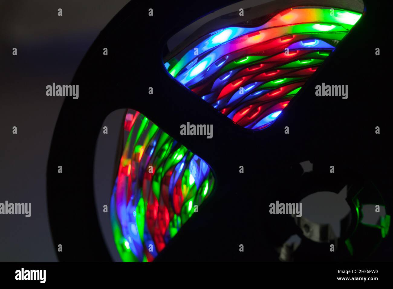 Gerollte LED-Streifen leuchten im Dunkeln, Nahaufnahmen mit selektivem Fokus Stockfoto