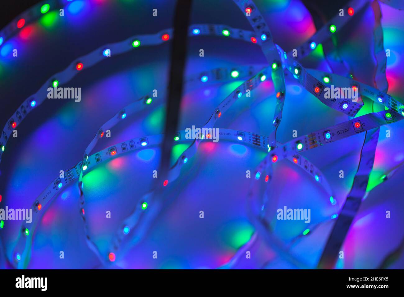 Farbenfrohe LED-Streifen, Nahaufnahmen mit selektivem Weichfokus Stockfoto