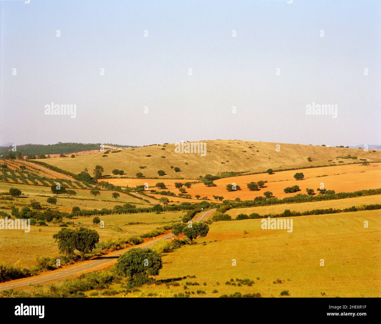 Spanien, Extremadura, Provinz Badajoz. Panoramablick auf die Landschaft der Region La Serena, Richtung Puerto de La Nava. Stockfoto