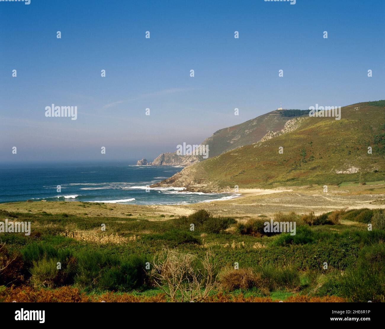 Spanien, Galicien, Provinz Coruña, Finisterre (Fisterra). Blick auf den Strand Mar de Fora und das Langhaus (Cabo da Nave) im Hintergrund. Stockfoto
