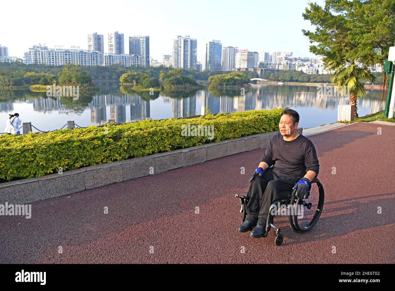 (220109) -- NANNING, 9. Januar 2022 (Xinhua) -- Tan Jianyong übt in einem Park in Nanning, Südchina, Guangxi Zhuang Autonome Region, 5. Januar 2022. Tan Jianyong ist ein 49-jähriger Polizist in Nanning. Im Jahr 1998, drei Jahre nachdem er Polizist wurde, wurde Tan von einem Schützen auf die Brust geschossen und von der Brust nach unten gelähmt. Ermutigt von seiner Familie, seinen Kollegen und Freunden wurde Tan aus dem Morast der Depression herausgezogen. Allmählich gewann er die Fähigkeit zur Selbstversorgung zurück und kehrte zu seinem Posten zurück, wo er politische Maßnahmen von der Arbeit unterstützte. Neben der Arbeit engagierte sich Tan auch in der Gemeinschaft, als h Stockfoto