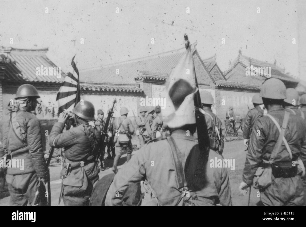 Zweiter Chinesisch-Japanischer Krieg, 1937-1945. Pro-japanische chinesische Soldaten kooperieren mit japanischen Landetruppen der Marine während einer Operation um Weihaiwei, Provinz Shandong, um 1939. Die kaiserliche japanische Marine marschierte Anfang 1938 in Shandong ein, eroberte lebenswichtige Küstenstädte und besetzte sie bis zur Kapitulation des japanischen Imperium im Jahr 1945. Stockfoto