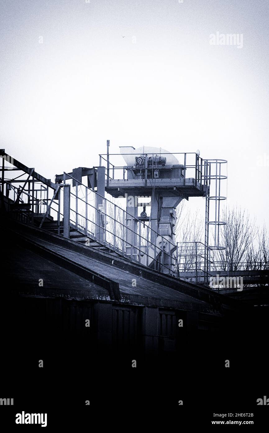 Industriemaschinen und Metallturm mit Schienen Stockfoto