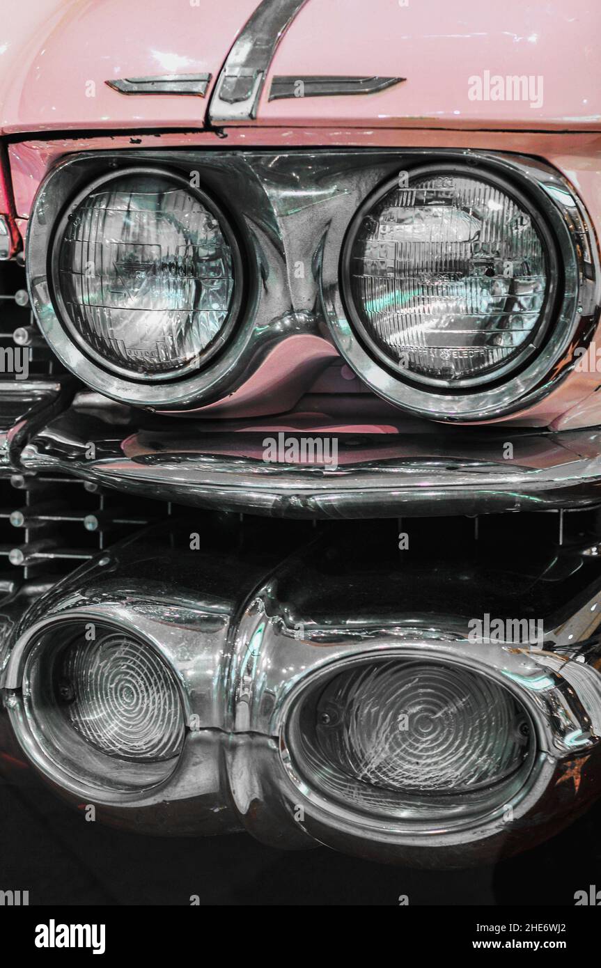 Closuep-Aufnahme des Kopflichtes eines rosafarbenen Retro-Autos Stockfoto