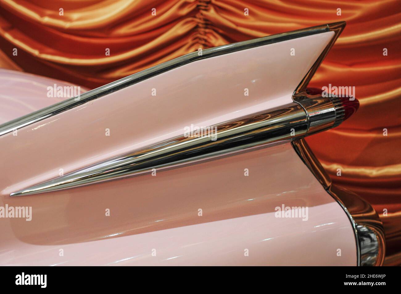 Closuep Schuss des Schwanzes eines klassischen amerikanischen rosafarbenen Retro-Autos Stockfoto