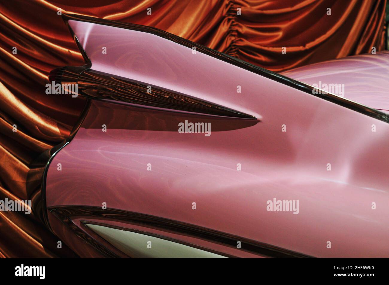 Closuep Schuss des Schwanzes eines klassischen amerikanischen rosafarbenen Retro-Autos Stockfoto