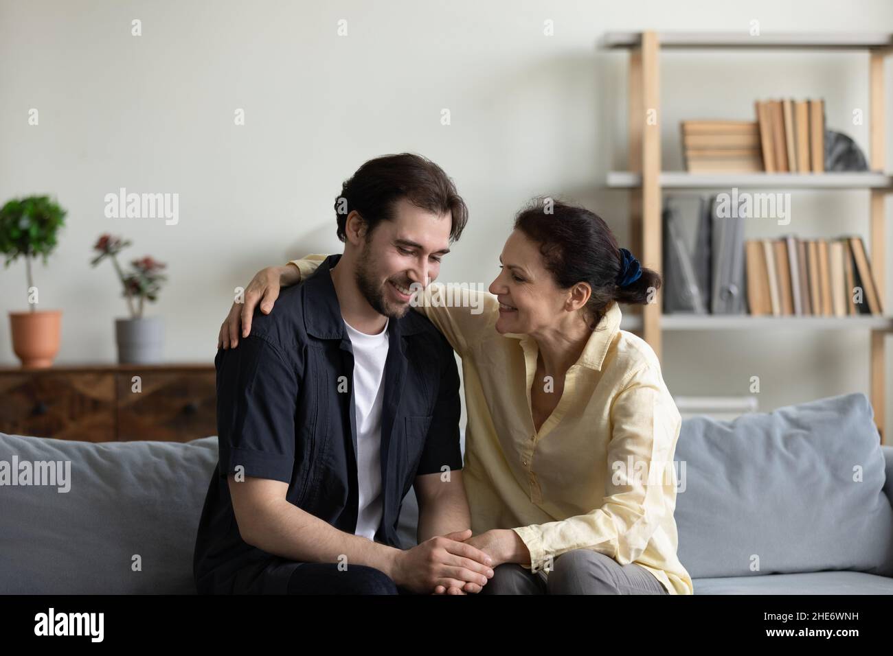 Glückliche alte pensionierte Frau, die mit dem Sohn kommunizierte. Stockfoto