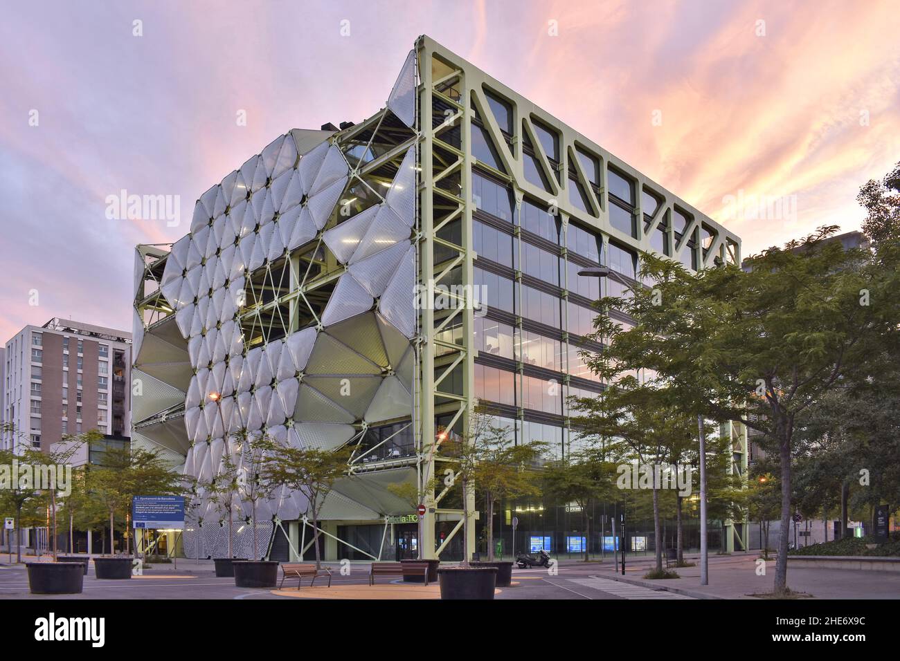 Media-Tic-Building, moderner Kommunikations- und Technologiestandort, Wahrzeichen-Architektur in der Abenddämmerung. Das Hotel liegt im Stadtteil Sant Marti von Barcelona, Spanien. Stockfoto