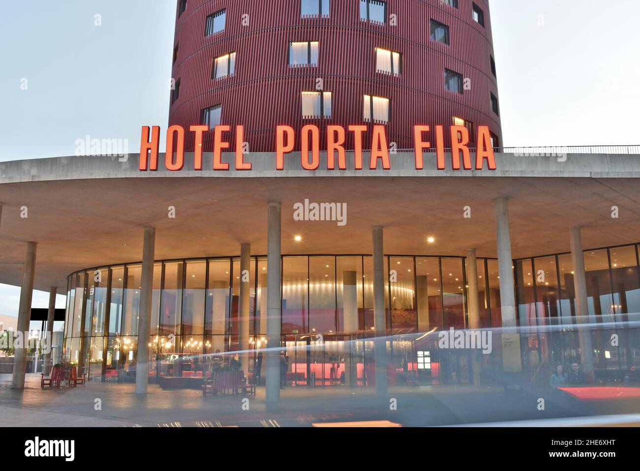 Modernes Hotel Porta Fira Gebäude in der Abenddämmerung, entworfen vom japanischen Architekten Toyo Ito in L'Hospitalet de Llobregat Barcelona Spanien. Stockfoto