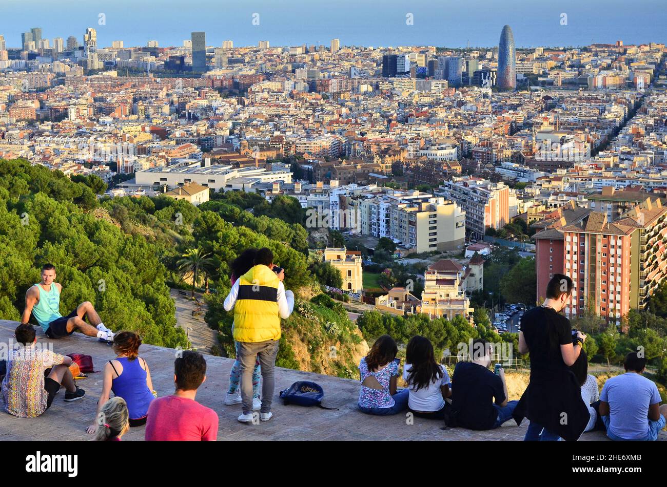 Junge Menschen genießen den abendlichen Blick über die Stadt Barcelona vom Hügel Turo de la Rovira, Barcelona Katalonien Spanien. Stockfoto