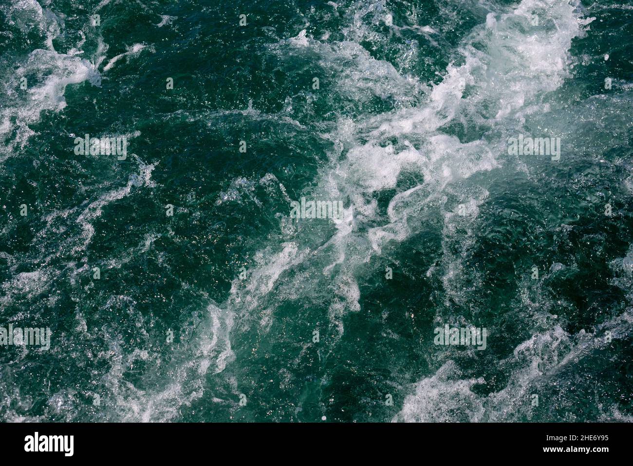 Weißer Kamm einer Meereswelle. Selektiver Fokus. Geringe Schärfentiefe. Abgeschwächt. Stockfoto