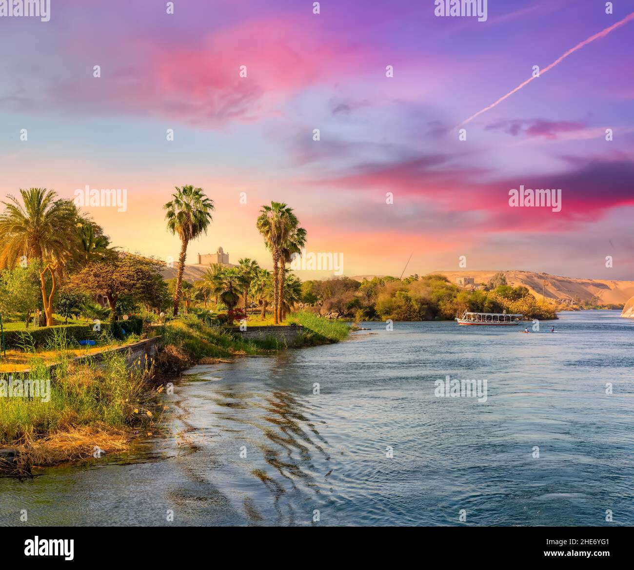 Fahren Sie auf einem Segelboot am malerischen Nil in Assuan Stockfoto