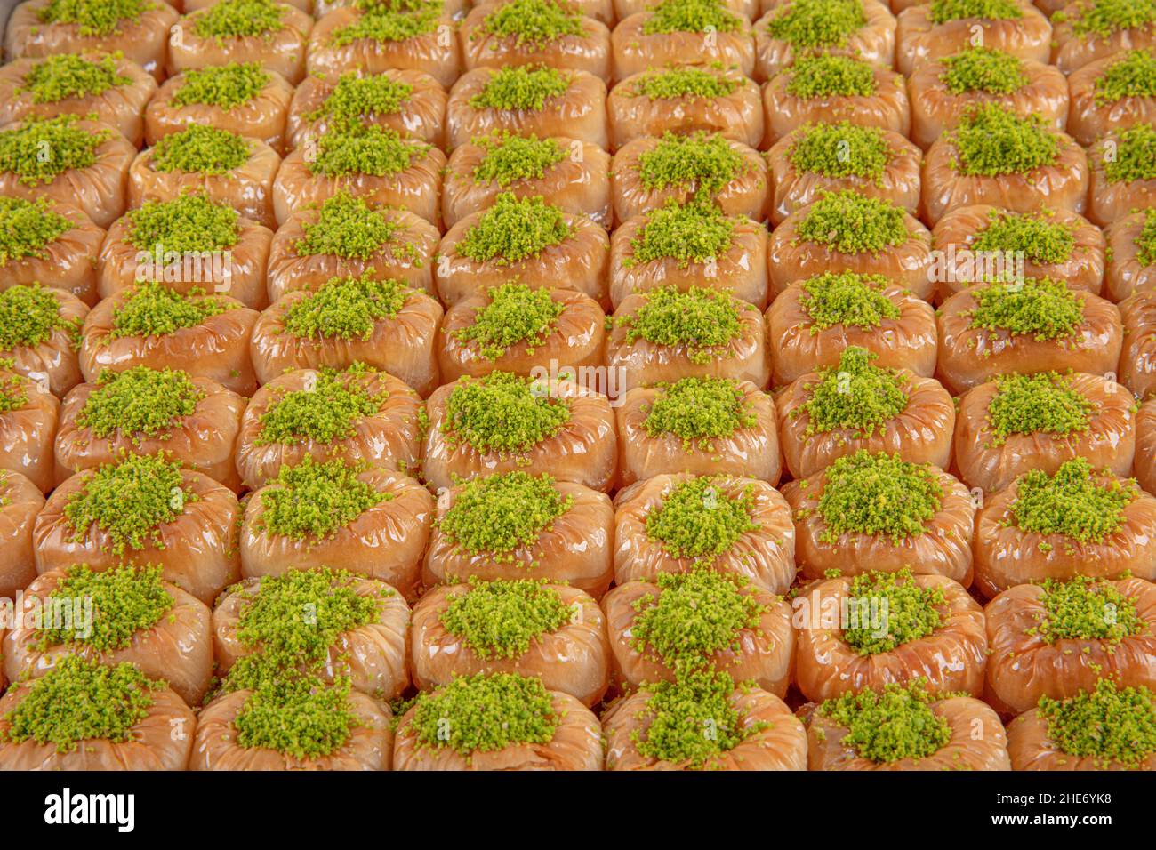 Traditionelles türkisches Dessert namens Bulbul Nest , spezielles Baklava mit Walnuss innen und Pistazien Pulver darauf, Sherbet Dessert, der türkische Name ist Stockfoto