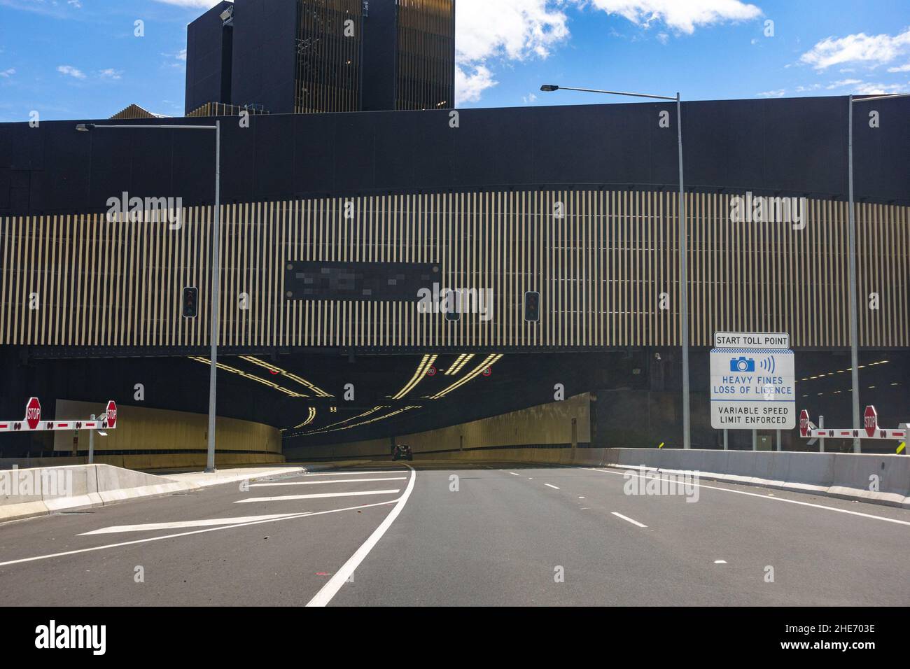 Fahren Sie in Richtung Tunneleingang der Autobahn M8 in St. Peters Stockfoto