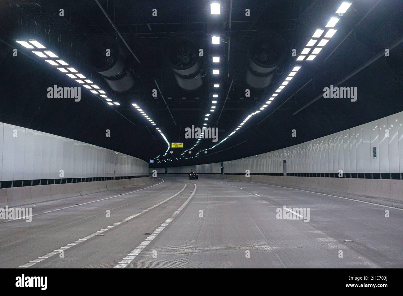 Fahren Sie nach Osten im Tunnelabschnitt der Autobahn M8 in Richtung Kingsgrove Stockfoto