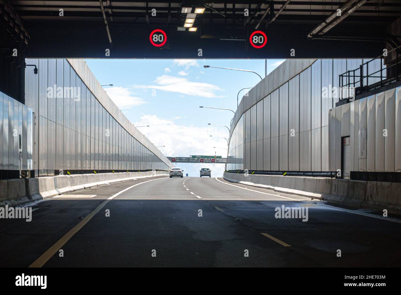 Fahrt aus dem Autobahntunnel M8 in Kingsgrove Stockfoto