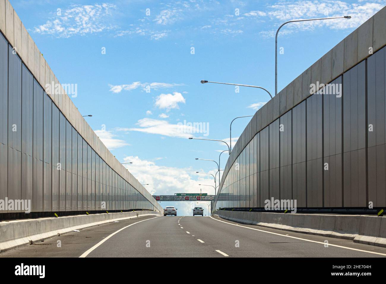 Fahren Sie in Richtung Osten zum Ende der Autobahn M8 in Kingsgrove Stockfoto