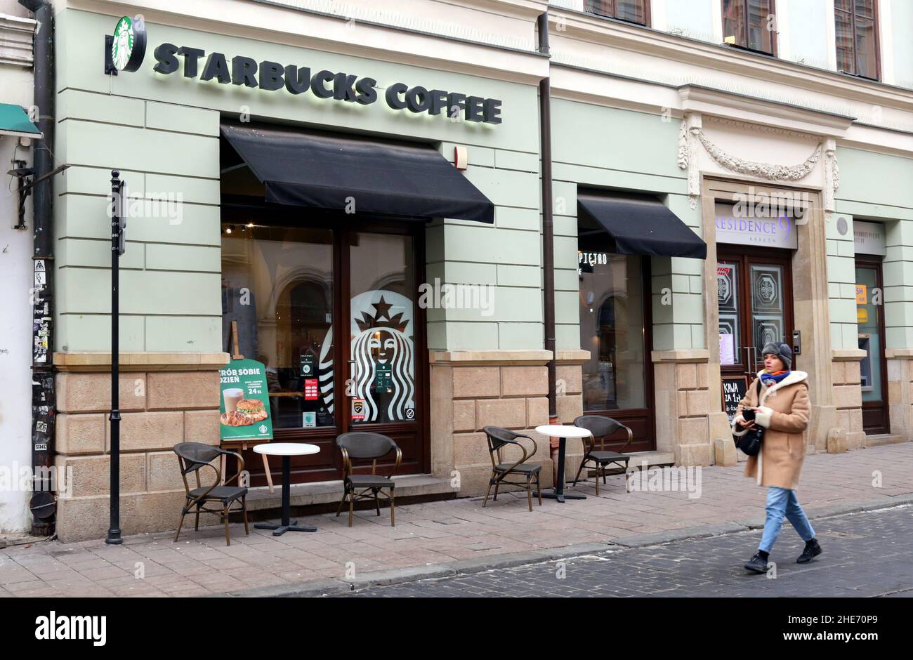Krakau. Krakau. Polen. Starbucks Café mit Logo an der Fassade. Stockfoto