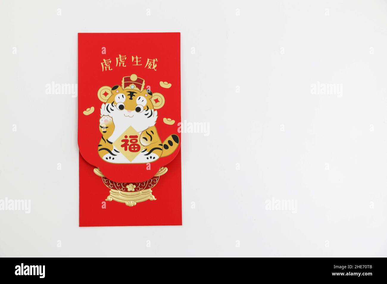 Ein glücklicher roter Umschlag für das chinesische Neujahr mit einem speziellen Tiger-Jahr-Design und Gruß Stockfoto