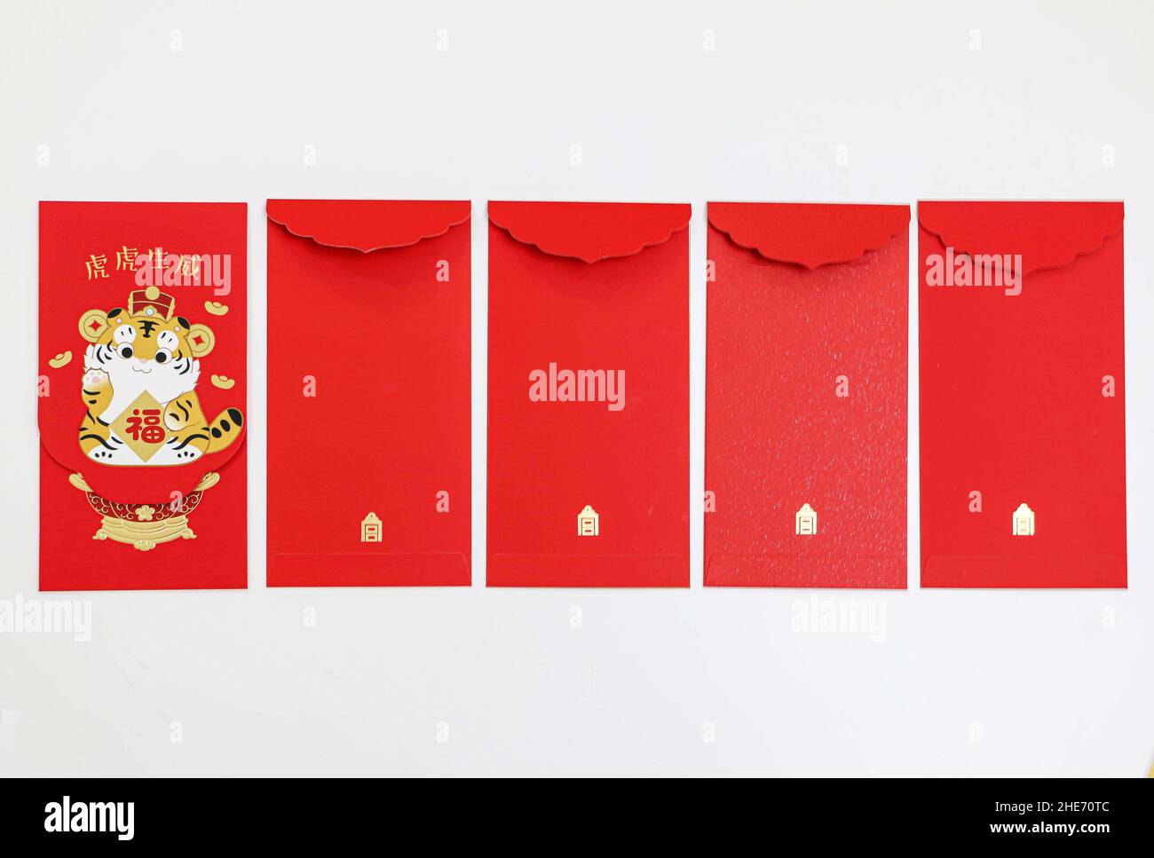 5 Chinesische Neujahrslukulls in roten Umschlägen Stockfoto