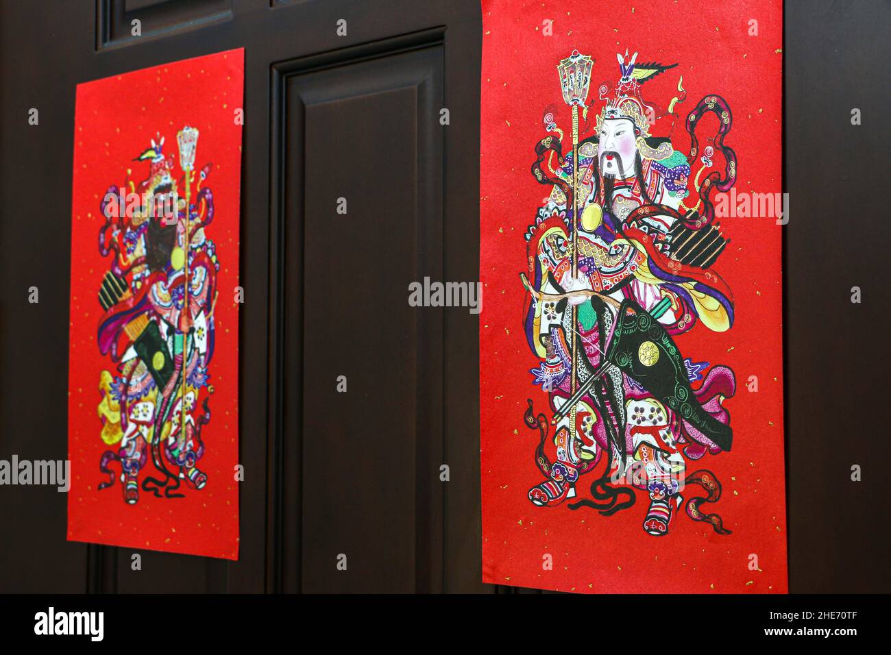 Chinesische Neujahrstürgötter (Menshen) hingen hinter einer Holztür, um sich vor bösen Einflüssen zu schützen Stockfoto