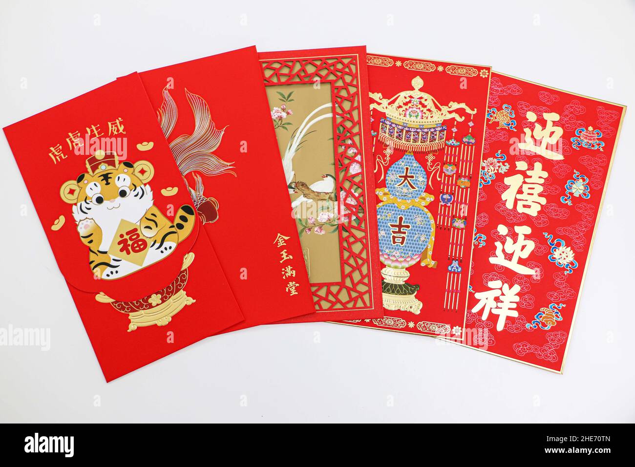 5 Chinesisches Neujahrsglück rote Umschläge (hongbao) mit verschiedenen orientalischen Designs und chinesischen Neujahrsgrüßen, auf weißem Hintergrund Stockfoto