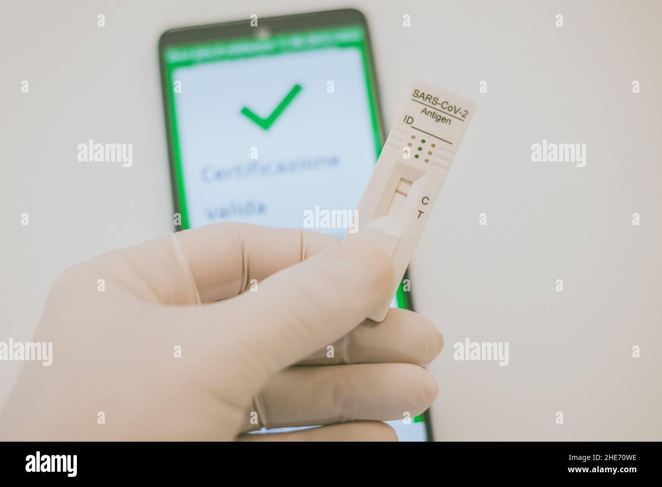 Nahaufnahme der Handschellen mit SARSCoV2 Rapid Antigen Test Nasal