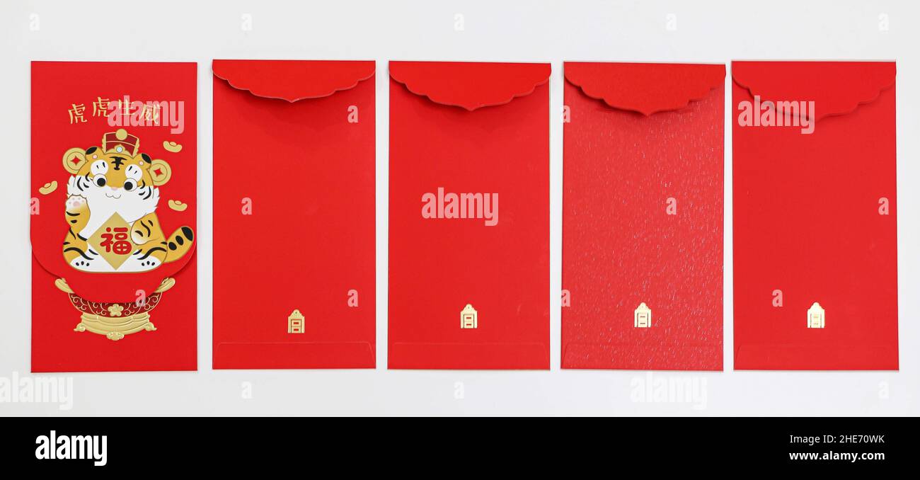 5 Glückliche rote Umschläge zum chinesischen Neujahr auf weißem Hintergrund Stockfoto