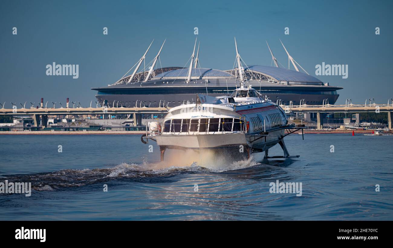 SANKT PETERSBURG, RUSSLAND - 14. JUNI 2018: Ein Tragflächenboot eilt gegen das Fußballstadion der Gazprom Arena ins Zentrum von Sankt Petersburg Stockfoto