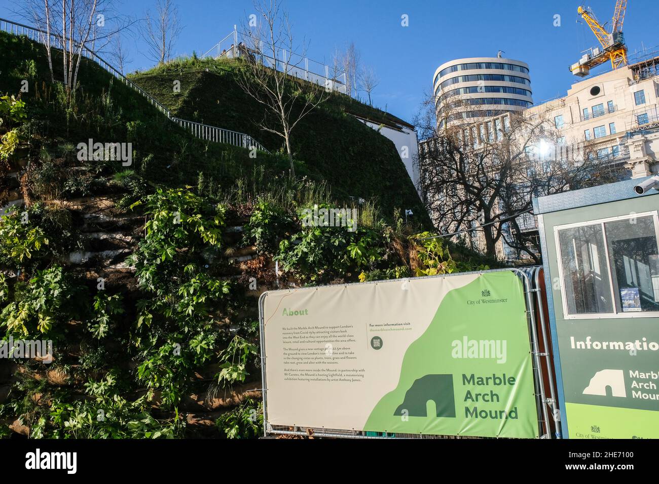Marble Arch, London, Großbritannien. 9th. Januar 2022. Der letzte Tag des Marble Arch Mound, der mit geschätzten Kosten von mehr als £6 Millionen als das schlechteste Wahrzeichen Londons gilt. Kredit: Matthew Chattle/Alamy Live Nachrichten Stockfoto