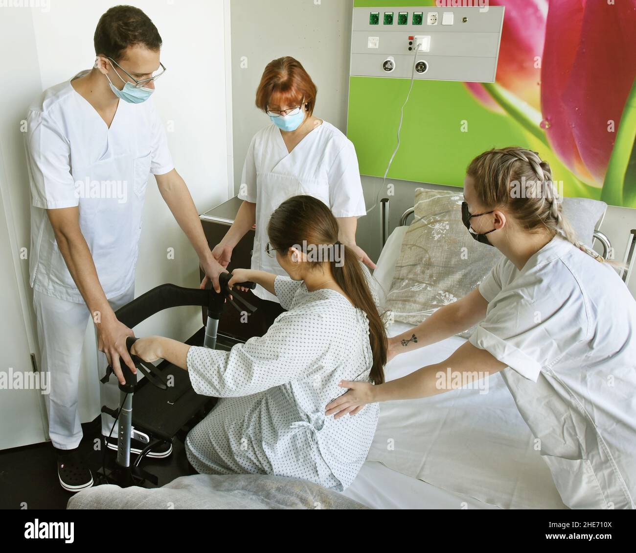 Bitterfeld, Deutschland. 04th. November 2021. An der Pflegeschule der Berufsschulen Anhalt-Bitterfeld zeigen die angehenden Krankenschwestern Charlotte (l) und Anna (r) ihrem Lehrer, wie man bettlägerige Patienten richtig ernährt. Das Ausbildungszentrum Bitterfeld, das mit 2300 Unternehmen aus acht Bundesländern kooperiert, hat in diesem Jahr mit 2700 Studierenden und Auszubildenden in 68 Ausbildungsberufen einen leichten Anstieg verzeichnet. Die Auszubildenden werden in 155 Klassen in fünf Schularten und einer Krankenpflegeschule unterrichtet. Quelle: Waltraud Grubitzsch/dpa-Zentralbild/dpa/Alamy Live News Stockfoto