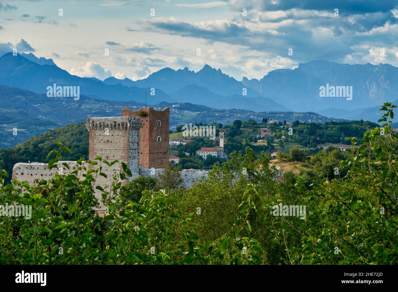 Montecchio Maggiore die Schlösser von Romeo und Julia in der Provinz Vicenza, Italien. Das Schloss der Villa und das Schloss der Bellaguardia sind Stockfoto
