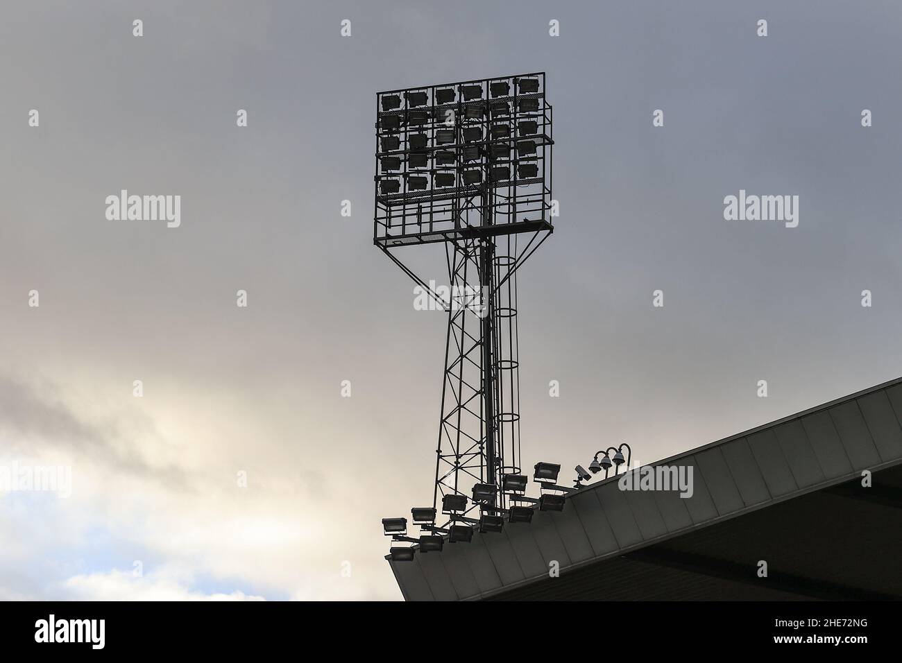 Nottingham, Großbritannien. 09th Januar 2022. Dunkle Coulds ragen über dem Grundflutlicht der Stadt vor diesen Nachmittagen ab. Emirates FA Cup 3rd Round Fixture Nottingham Forest gegen Arsenal. In Nottingham, Vereinigtes Königreich am 1/9/2022. (Foto von Mark Cosgrove/News Images/Sipa USA) Quelle: SIPA USA/Alamy Live News Stockfoto