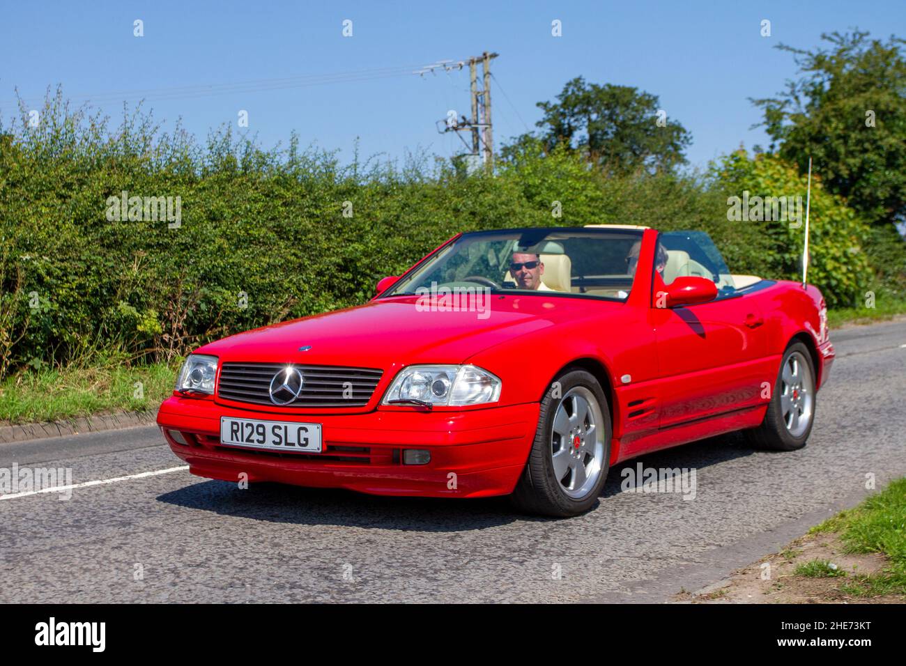 1999 90s neunziger Jahre rot Mercedes Benz SL CLK320 Elegance 3199cc N5-Gang-Automatik auf dem Weg zur Capesthorne Hall classic July Car Show, Ceshire, UK Stockfoto