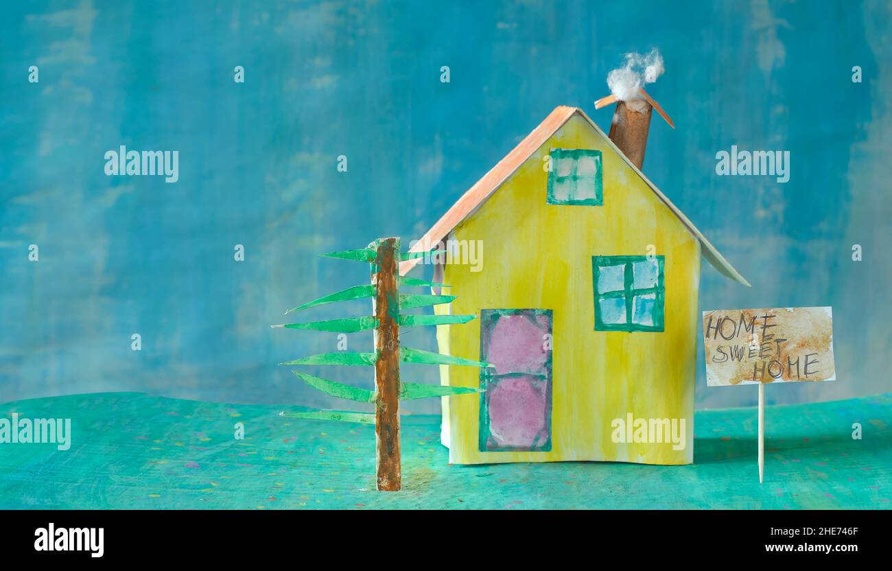Niedliches Modell Haus mit Baum und Haus süße Haus Zeichen. Haus und Leben, Kauf Haus, Darlehen Konzept.Free Kopie Raum Stockfoto