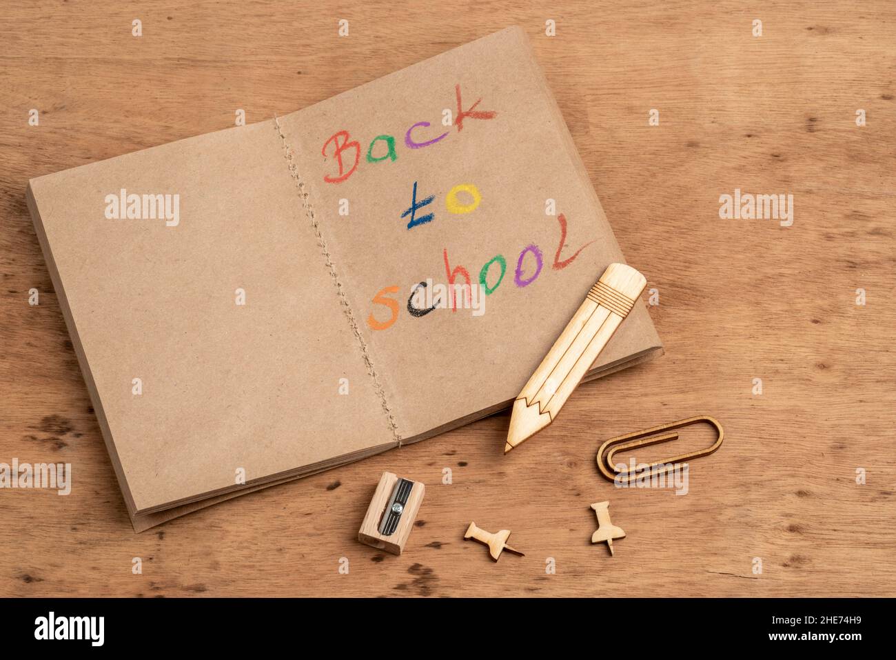 Vorlage für die Schulzeit mit einem Notizbuch auf einem Holztisch mit Platz zum Kopieren Stockfoto