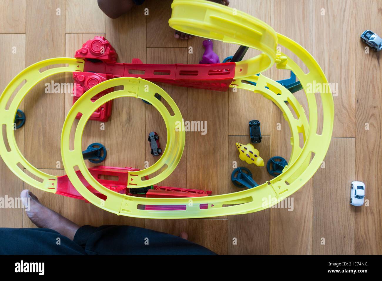 Junge asiatische Kind im Alter von 3 Jahren spielt in einem Auto Garage Spielzeug Stockfoto