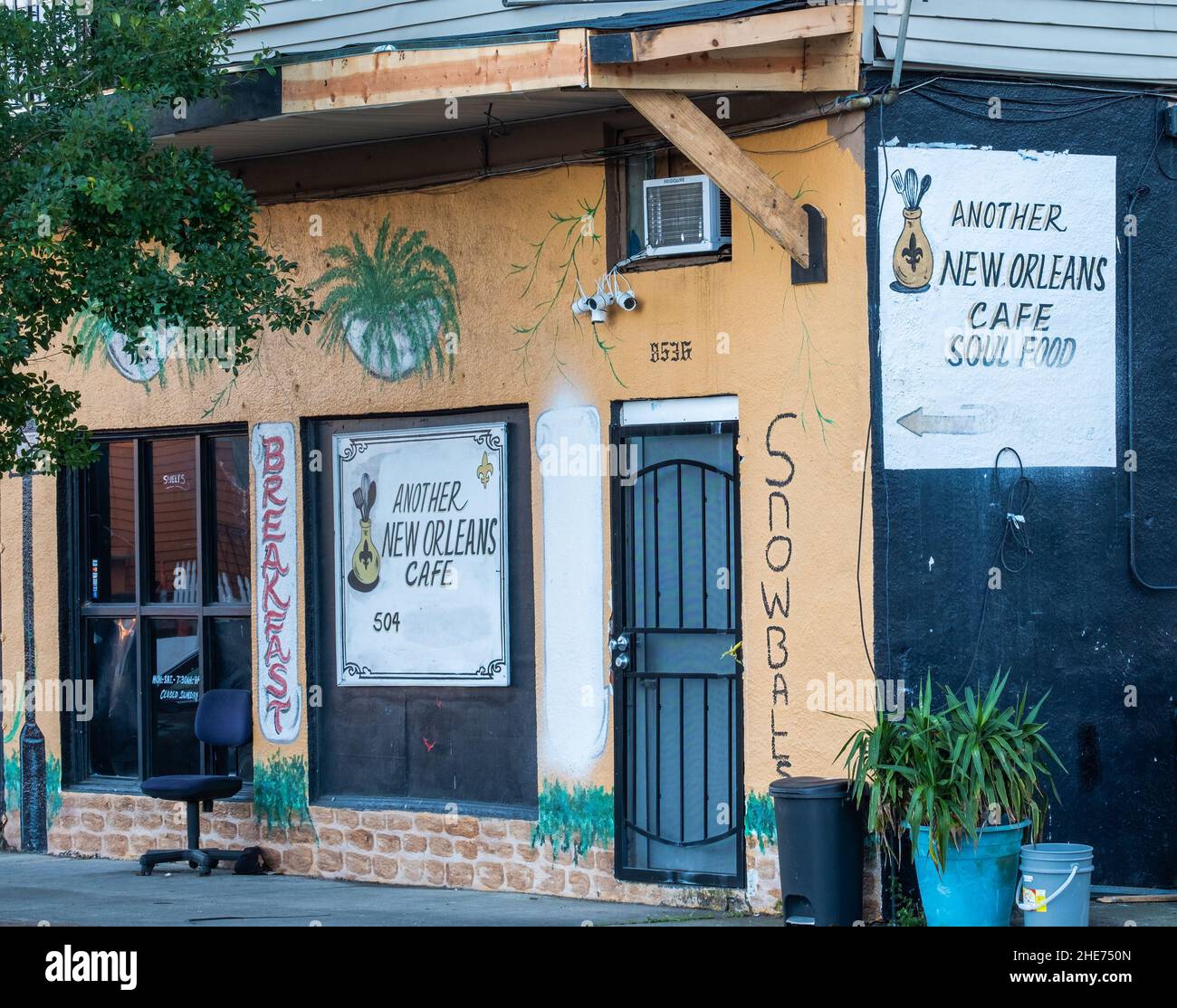 NEW ORLEANS, LA, USA - 4. JANUAR 2022: Ein weiteres New Orleans Cafe auf der Oak Street Stockfoto