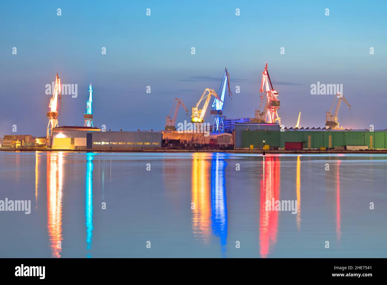 Stadt Pula Werft beleuchtete Kräne Abendansicht, Istrien Region Kroatien Stockfoto