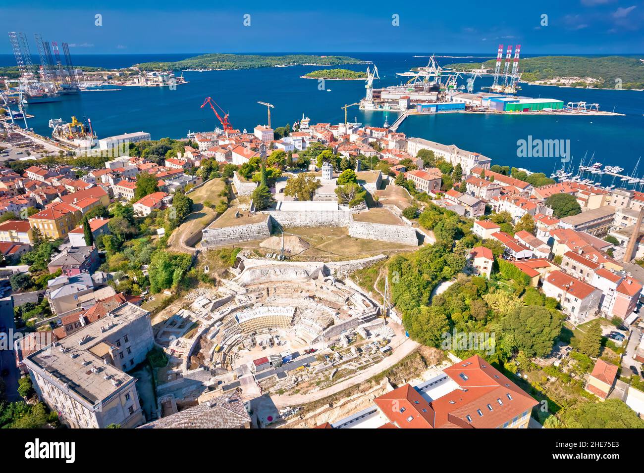 Pula, Istrien. Verteidigungsfestung und Bucht von Pula Luftbild, Istrien Region von Kroatien Stockfoto