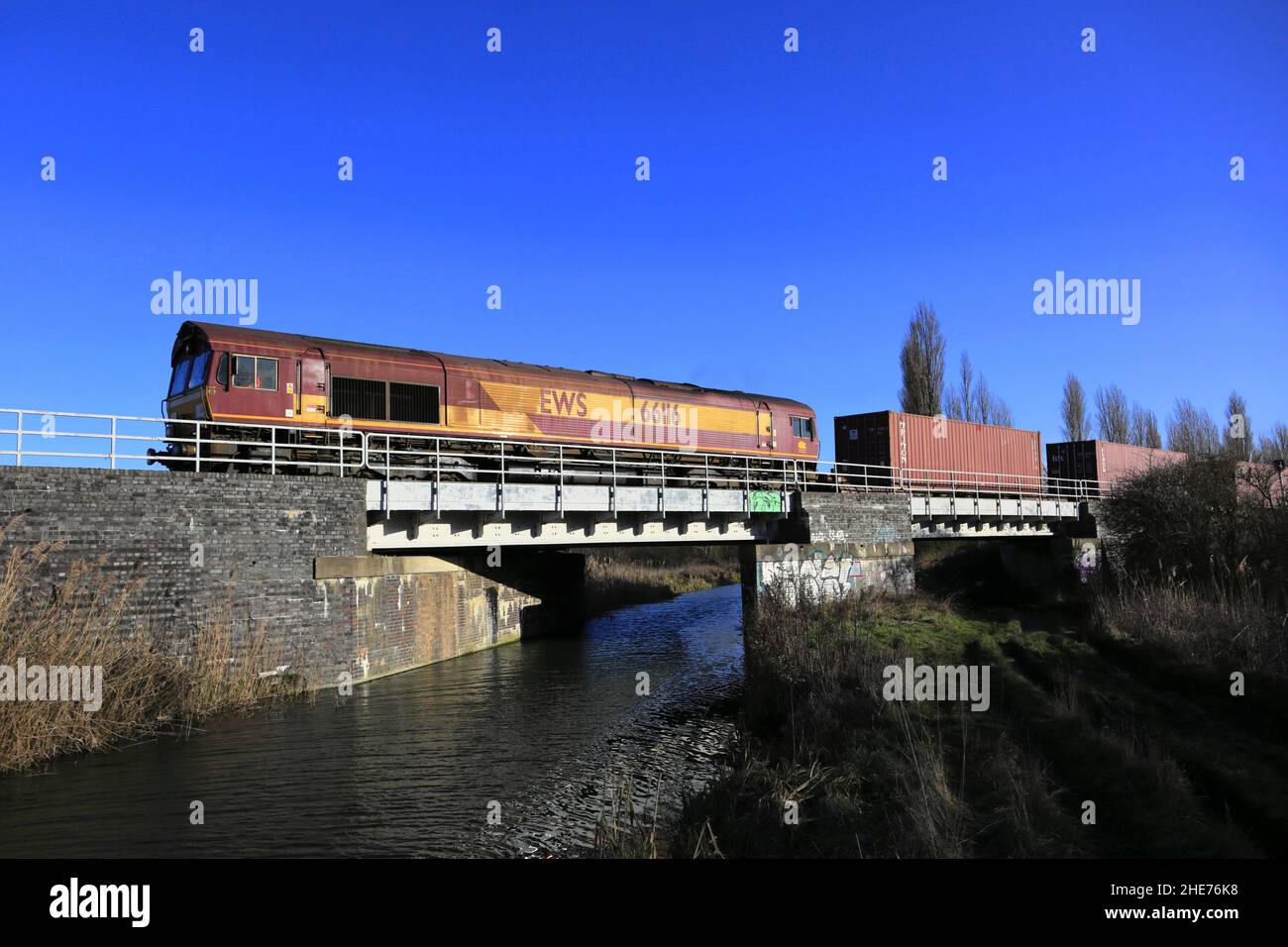 EWS 66116 Diesel-Güterzug in der Nähe des Stadtbahnhofs von Whittlesey, Fenland, Cambridgeshire, England Stockfoto