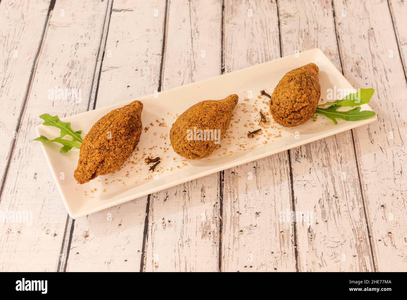 Kibbeh, auf Türkisch als içli köfte bekannt, ist eine sehr verbreitete Nahrung im Nahen Osten und in Teilen des Kaukasus sowie in Armenien Stockfoto