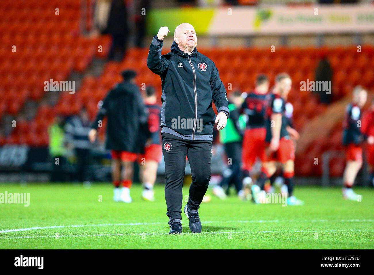 Eco-Power Stadium Doncaster, England - 8th. Januar 2022 Ein glücklicher Stephen Crainey Manager von Fleetwood Faust pumpt die Luft vor den Fleetwood-Fans am Ende des Spiels EFL League One Match Doncaster gegen Fleetwood, Eco-Power Stadium Doncaster on 8th January 2022 Credit: Arthur Haigh/WhiteRoseFotos/Alamy Live News Stockfoto