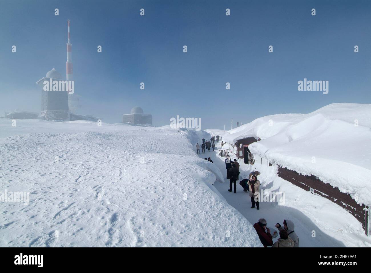 Europa, Deutschland, Sachsen-Anhalt, Harz, Brocken im Winter mit dicker Schneedecke, eingeweihtes Ausflugssicht 'zum Brockenwirt', HG Sendemast-anla Stockfoto