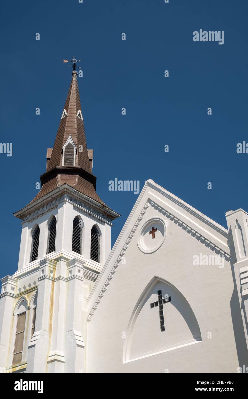 Die Mutter Emanuel African Methodist Episcopal in Charleston, South Carolina. Neun Mitglieder der historischen afroamerikanischen Kirche wurden am 17. Juni 2015 von einem weißen Supremaisten während eines Bibelstudiums niedergeschossen. Stockfoto