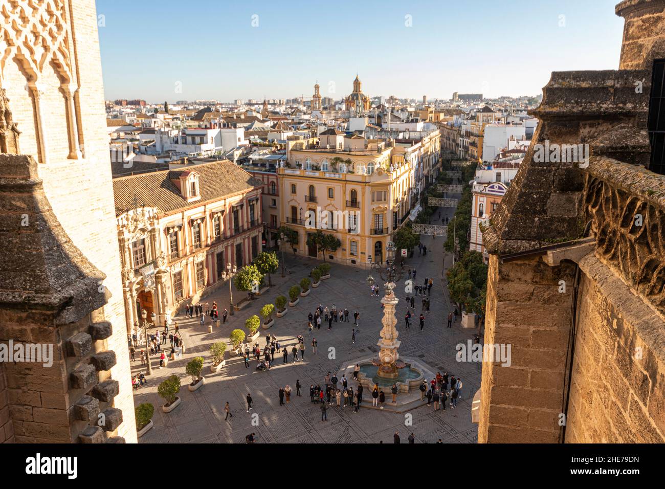 Sevilla, Spanien. Luftaufnahme des Platzes Plaza Virgen de los Reyes und des Palacio Arzobispal (Erzbischöflicher Palast) vom Dach der Kathedrale aus Stockfoto