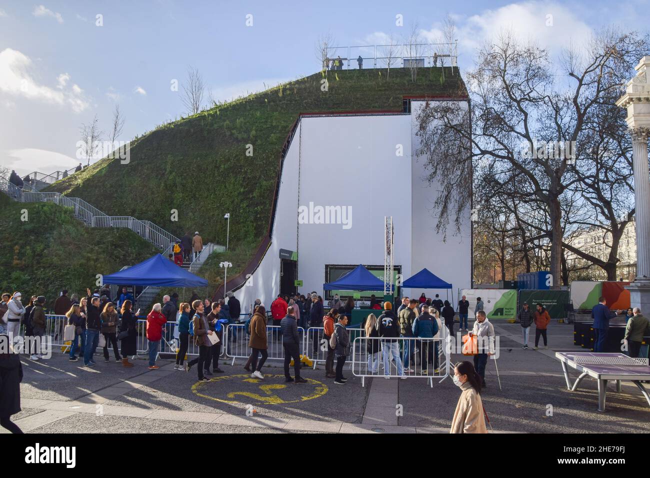 London, Großbritannien 9th. Januar 2022. Menschenmassen strömten, um den Marble Arch Mound vor seiner Schließung zu sehen. Der künstliche Hügel im Zentrum von London, der von steigenden Baukosten heimgesucht wurde, wurde als „Londons schlimmste Touristenattraktion“ bezeichnet und wird heute dauerhaft schließen. Kredit: Vuk Valcic / Alamy Live Nachrichten Stockfoto